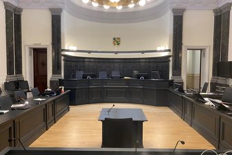 Frau soll versucht haben, ihren Vater in Plauen zu töten: Urteil im Schwurgerichtsprozess gefallen - Der Fall um die versuchte Tötung von Plauen wurde im Schwurgerichtssaal des Zwickauer Landgericht verhandelt.