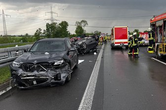 Frau stirbt bei Unfall auf A61 - Kind schwer verletzt - Die Frau starb noch an der Unfallstelle.