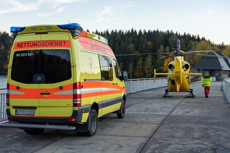 Frau stürzt beim Klettern ab - Großeinsatz von Feuerwehr und Rettern - 