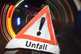 Frau stürzt in ihrem Pkw zwei Meter tief - Eine 51 Jahre alte Autofahrerin ist bei Unfall nach einem missglückten Fahrmanöver in Crinitzberg mit dem Schrecken davongekommen.