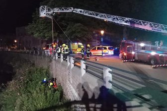 Frau stürzt ins Flussbett der Chemnitz - Mit einer Drehleiter retteten Feuerwehrleute die verletzte Frau an der Fabrikstraße aus dem Flussbett der Chemnitz.