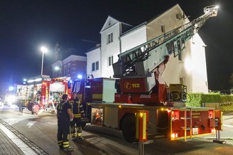 Frau über Drehleiter gerettet -