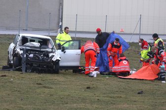 Frau überschlägt sich mit Auto -