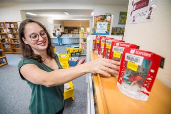„Frau Ullmann, ist eine Bibliothek noch zeitgemäß?“ - Bücherei am Stollberger Schillerplatz feiert 40-Jähriges - Sarah Ullmann leitet ab August die Stollberger Bibliothek. Tonie-Figuren sind dort derzeit der Renner.