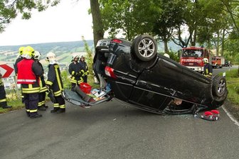 Frau und Kinder überschlagen sich mit Ford -