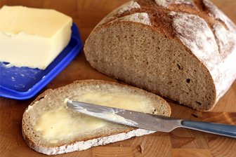 Frau vererbt dem Landkreis Zwickau ein Vermögen für "eine warme Mahlzeit für hungernde Kinder" - stattdessen gibt es Butterbrote - Die vom Landkreis Zwickau erdachte Lösung eines komplizierten Nachlassrätsels: das Butterbrot.