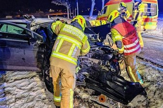 Frau verletzt sich bei Unfall schwer - Etwa 200 Meter nach dem Ortsausgang Auerbach kam eine 50-Jährige mit dem Auto von der Straße ab und prallte gegen einen Baum. 