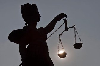 Frau verprügelt und gefangen gehalten - ihr Freund schaut zu - 