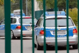 Frau vor Einkaufsmarkt mit Messer bedroht - Polizei sucht Zeugen - 