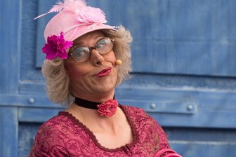 Frau Wäber bei „Schlager-Lachparade“ in der Vogtlandhalle Greiz - Kabarettist Hansy Vogt als Frau Wäber. Am Freitag sind beide in der Vogtlandhalle Greiz in der „Schlager-Lachparade“ zu erleben.