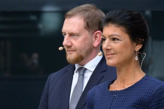 „Frau Wagenknecht kann schon charmant sein“ - Was Kretschmer über die BSW-Chefin sagt und was die an Sachsens CDU-Chef schätzt - Sachsens Ministerpräsident und CDU-Bundesvize Michael Kretschmer gemeinsam mit BSW-Chefin Sahra Wagenknecht am Donnerstagabend am Rande einer Diskussionsrunde in Dresden.