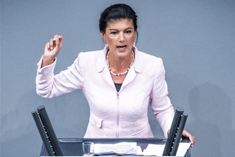 Frau Wagenknecht, warum sind Sie überhaupt noch Mitglied in der Linkspartei? - Die Linken-Politikerin Sahra Wagenknecht spricht im Bundestag. Sie hält linke Politik weiter für nötig, wie sie im Interview sagt. Aber gründet sie nun eine neue Partei oder nicht?