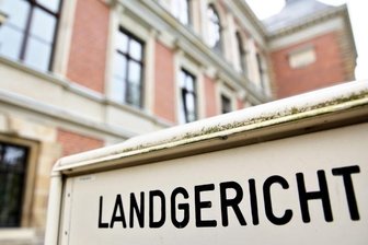 Frau wegen Messerattacken angeklagt - Vor der zweiten Strafkammer des Landgerichtes in Zwickau hat am Freitagvormittag der Prozess gegen die 38-Jährige begonnen.