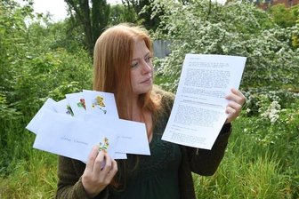 Frau wirbt um Spenden für OP - Madeleine Timme mit Briefen, mit denen sie um Spenden für ihre Lipödem-OP bittet. Rund 3000 hat die Altendorferin verteilt.