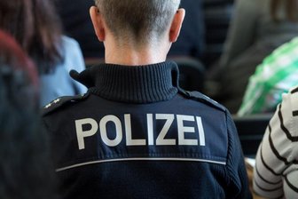 Frau wird beleidigt und leicht verletzt -