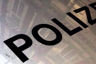 Frau wird in ihrer Wohnung ausgebraubt -