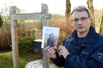 Frau wird seit acht Wochen vermisst - Friedemann Wagner zeigt das Bild seiner vermissten Frau. Am 21. Dezember verschwand sie aus dem gemeinsamen Haus in Niederlichtenau. Die Gesundheitsberaterin hat als Therapeutin auch Augenspaziergänge in ihrem Garten angeboten. Kurse in der Volkshochschule sind jetzt abgesagt.