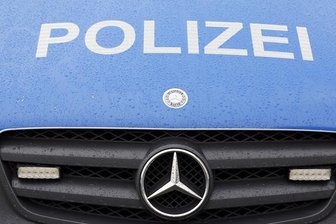 Frau wirft mit Bockwurstglas nach Busfahrer -