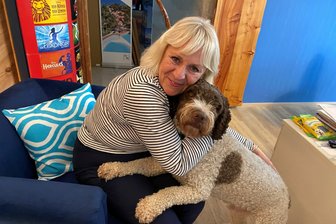 Frauen aus dem Vogtland allein auf Reisen: „Das Schlimmste, was ich mir vorstellen kann, ist allein am Abendbrottisch zu sitzen“ - Nach ihrem Airedale-Terrier gehört Julia Ungers Herz nun Balto, einem Spanischen Wasserhund. Mit Tier lässt es sich schlecht als Familie reisen: Deshalb hat sie die Idee einer Single-Reise nur für Frauen.