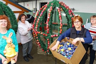 Frauen dekorieren den Marktplatz in Faureuth - Die Frauengruppe aus Fraureuth hat in den vergangenen Tagen und Wochen an der Dekoration für den Ostermarkt am Samstag am Herrenhaus gearbeitet.