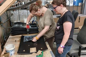 Frauen der Reichenbacher Lebenshilfe klotzen in Betrieb ran - Sandy Kalich (r.) sowie Daniela Bach schraubten Einzelteile auf den Rücken eines Stuhls und klebten ihn ab.