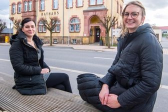 Frauen-Duo legt Wert auf Digitalisierung der Verwaltung - Frauenpower: Mandy Kühne (links) und Patricia Jäckle sind für sogenannte Querschnittsaufgaben im Rathaus Neukirchen zuständig.