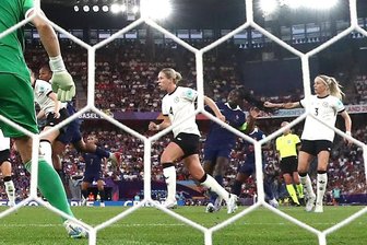 Frauen-EM 2025: Wie Zwickauer Fußballerinnen die Aufregerszene im deutschen Viertelfinalduell live im Stadion erlebten - Die Szene des Viertelfinals zwischen Deutschland und Frankreich: Abwehrspielerin Kathrin Hendrich zieht ihrer Gegenspielern am Zopf und sieht dafür Rot.