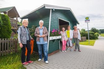 Frauen haben einen Blick für ihr Dorf - Isolde Härtel, Renate Leonhardt, Gudrun Weidlich, Karin Seidel und Annelore Kerst (von links) sind die Burkhardtsgrüner Parkfrauen. 