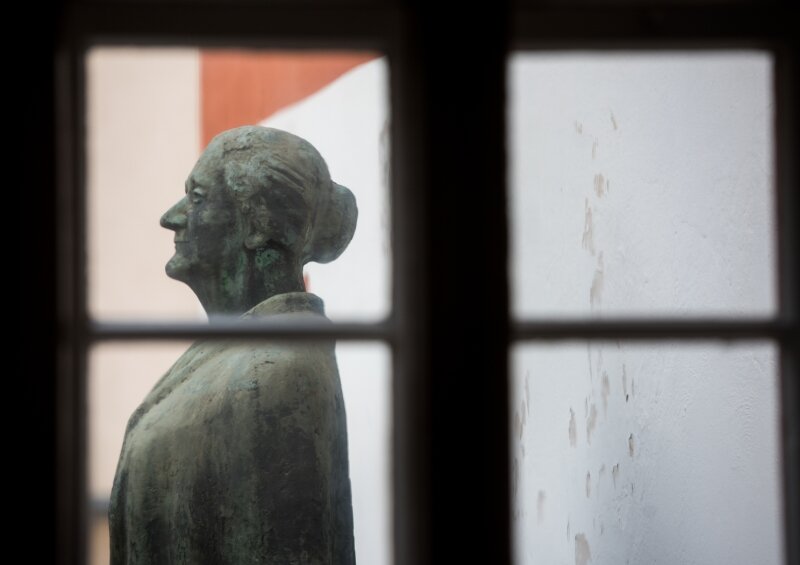 Frauen, hört die Signale! - Eine Bronzestatue Clara Zetkins (1857-1933) in Wiederau. In dem Haus verbrachte Zetkin ihre ersten Lebensjahre.