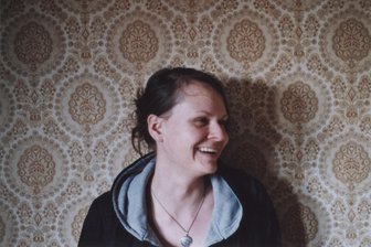 Frauen, ihre Arbeit und ein Ikarus-Bus: Was hinter dem Kulturhauptstadtprojekt „Der Bus ist abgefahren“ steckt - Gabi Reinhardt, in Chemnitz unter anderem durch ihr „Balkonballett“ bekannt, initiiert eine außergewöhnliche Stadtrundfahrt: Bei „Der Bus ist abgefahren“ gibt es Theater an den Haltestellen.