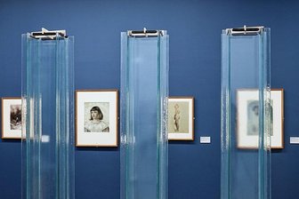 Frauen im Keller: Wie Künsterinnen vor 100 Jahren systematisch unterschätzt wurden - Aktuelle Kunststudierende nehmen das Museum der bildenden Künste auseinander: Einzelne Glaselemente in der Ausstellung "Unterschätzt" versinnbildlichen das Museum mit seiner Glasfassade.