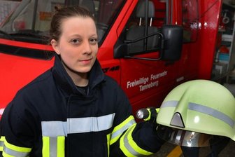 Frauen im Löscheinsatz? Klar! - Sara Partzsch aus Tanneberg will unbedingt mit zu Einsätzen fahren. Die Ausrüstung hat sie schon.