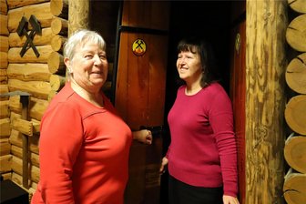 Frauen in der Knappschaft Freiberg: Traditionen, Spaß und Gemütlichkeit - Gut gelaunt und traditionsbewusst: Ursula Querner (l.) und Katrin Fleischer von der Fachgruppe Frauen der Historischen Freiberger Berg- und Hüttenknappschaft.
