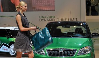 Frauen kaufen anders - <p class="artikelinhalt">Selbstbewusst, farbenfroh, sexy: Am Messestand von Skoda haben nicht nur Fahrzeuge ihren großen Auftritt. Regelmäßig gehen Modenschauen über die Bühne.</p>