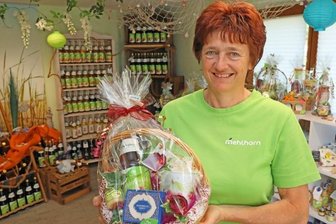 Frauen pflücken Minze für eine besondere Erfrischung - Dorette Hieronimus im Hofladen, in dem es neben Säften viele regionale Produkte gibt - auch hübsch zum Präsent verpackt.