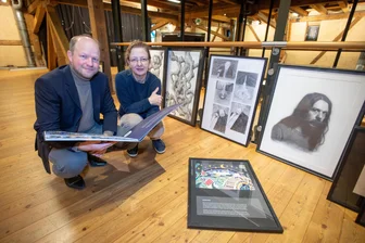 Frauen sahnen ab: Diesjährige e.o.plauen-Nachwuchspreise gehen nur an junge Damen - Die letzten Vorbereitungen für die Verleihung der e.o.plauen-Nachwuchspreise laufen. Das Foto zeigt Galeristin Steffi Müller-Klug und Stadtwerkechef Oliver Kalis als einer der Sponsoren.