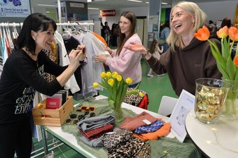 Frauen-Secondhand-Markt in Freiberg: Wie viel Mode finde ich für 50 Euro? - In der Neuen Mensa des Studentenwerkes an der TU Bergakademie Freiberg organisierten Isabell Schäfer (r.), Linda Schreckenbach und Sandra Gläser den ersten Frauen-Flohmarkt.