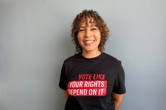 „Frauen sterben hier“: Warum Abtreibung das Thema ist, das die Wahl in den USA entscheiden könnte - "Wähle, als ob deine Rechte davon abhängen", steht auf dem T-Shirt von Abtreibungsaktivistin Bacardi Jackson, Direktorin des ACLU Florida.