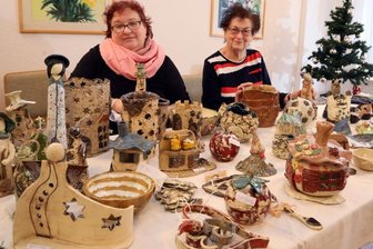 Frauen töpfern für das Fest - 