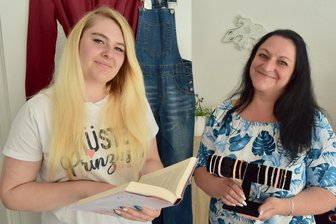 Frauen-Trödelmarkt in Limbach-Oberfrohna: Manches Teil hängt schon seit Jahrzehnten ungetragen im Kleiderschrank - Sandy Ullrich und Tochter Lena werden beim Ladies Basar neben Klamotten auch Schmuck und Bücher verkaufen.