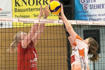 Frauen verpassen Play-offs - Luise Blaudeck vom VC Zschopau (r.) versucht in einer vermeintlichen Pattsituation, den Ball ins Feld der Gäste zu drücken.
