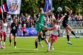 Frauen von RB Leipzig vor dem Topspiel gegen den VfL Wolfsburg: "Wir müssen die Nervosität richtig steuern" - Leipzigs Torfrau Elvira Herzog rettet gegen Eintracht Frankfurt. Am Wochenende geht es erstmals in der großen Arena gegen den großen VfL Wolfsburg um Bundesligapunkte für den Aufsteiger. 