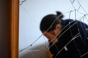 Frauen vor Gewalt schützen, Täter auf Abstand halten - Die meisten Opfer häuslicher Gewalt sind Frauen. (Symbolbild)