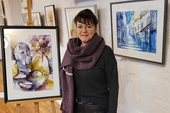 „Frauen zeigen Farbe“ auf Burg Schönfels - Tina Gehlert vor einem Teil der rund 40 ausgestellten Aquarelle im Rittersaal der Burg Schönfels.