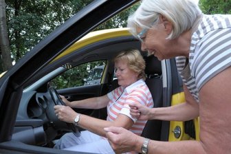 Frauen zeigen Mut zum Neuanfang am Steuer - Beim Kurs zur Auffrischung von Fahrkünsten zeigte Fahrlehrerin Monika Spranger (rechts) Teilnehmerin Marion Seim kleine Kniffe und Tricks, damit sie den Wagen besser beherrschen kann. Gutes und sicheres Fahren beginnt dabei mit der richtigen Einstellung von Sitz und Spiegeln.