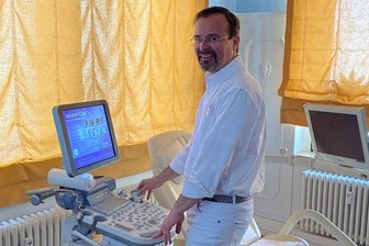 Frauenarzt, Querdenker und Schwarmbeauftragter - Der Basis-Schwarmbeauftragte Christoph Heinritz-Bechtel in seiner Zwickauer Frauenarztpraxis.