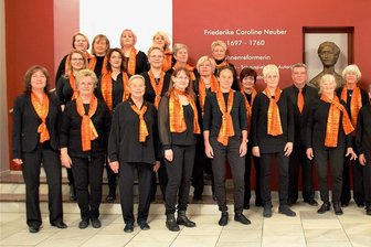 Frauenchor Reichenbach lädt zu öffentlicher Probe ein - Ein Teil der Frauen des Reichenbacher Frauenchores im Foyer des Neuberinhauses.