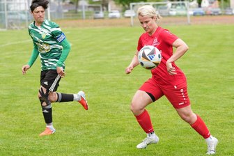 Frauenfußball: SG Jößnitz springt vor Saisonfinale auf Platz 3 - Die Jößnitzerin Christiane Gotte (rechts) traf doppelt.