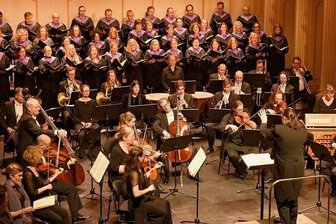 Frauenkirchen-Kantor dirigiert Symphoniekonzert - Die Chursächsische Philharmonie und der Chor der Frauenkirche Dresden musizierten gemeinsam in Bad Elster. 