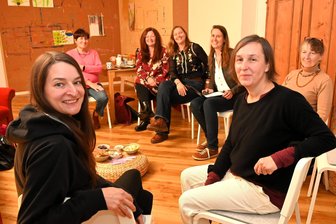 Frauennetzwerk „Framisa“ in Mittelsachsen: „Für mich gab es den Anschub in die Selbstständigkeit“ - Christiane Scherch (l.) und Julita Decke zur Gesprächsrunde im „Raum der Wünsche" in Rochlitz.